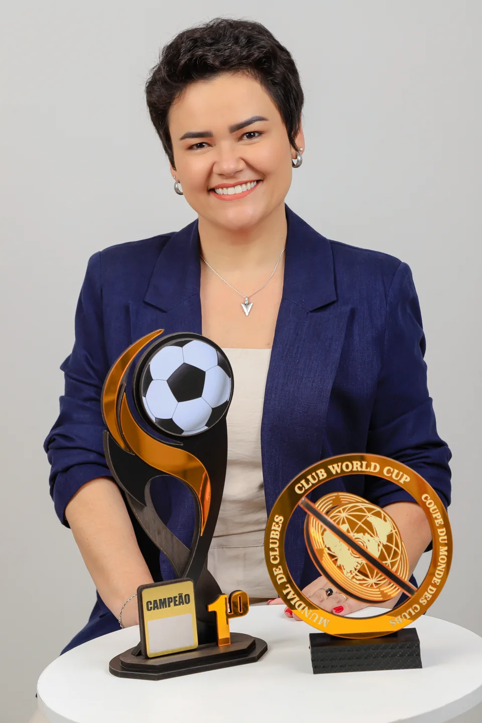 Representante da Achei Troféus com troféus personalizados